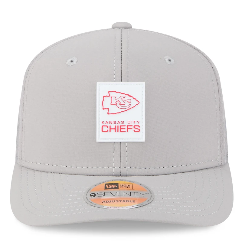 Casquette camionneur ajustable 9SEVENTY Sideline 2025 grise New Era pour homme des Kansas City Chiefs