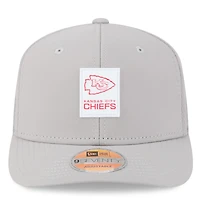 Casquette camionneur ajustable 9SEVENTY Sideline 2025 grise New Era pour homme des Kansas City Chiefs