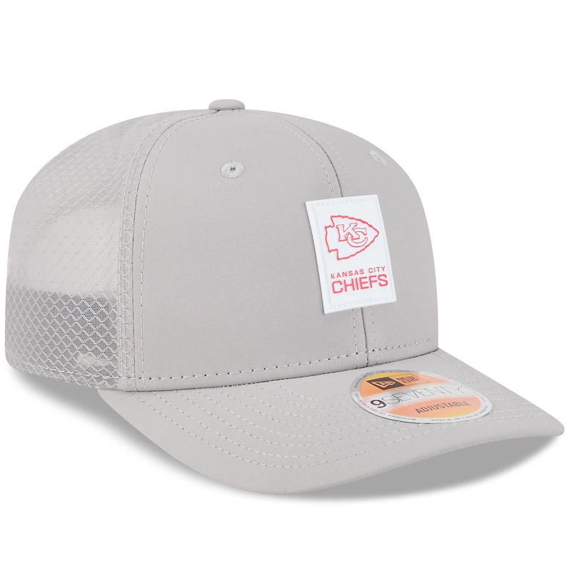 Casquette camionneur ajustable 9SEVENTY Sideline 2025 grise New Era pour homme des Kansas City Chiefs