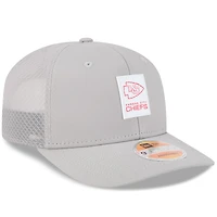 Casquette camionneur ajustable 9SEVENTY Sideline 2025 grise New Era pour homme des Kansas City Chiefs