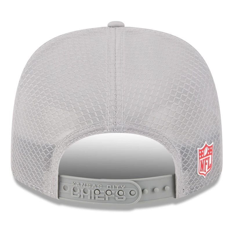 Casquette camionneur ajustable 9SEVENTY Sideline 2025 grise New Era pour homme des Kansas City Chiefs