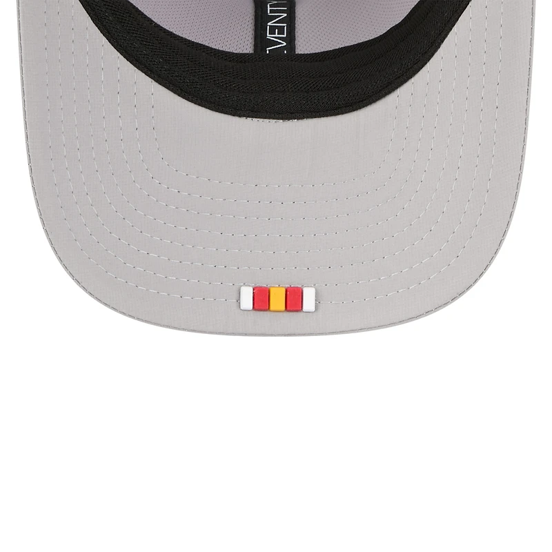 Casquette camionneur ajustable 9SEVENTY Sideline 2025 grise New Era pour homme des Kansas City Chiefs