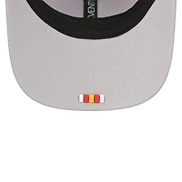 Casquette camionneur ajustable 9SEVENTY Sideline 2025 grise New Era pour homme des Kansas City Chiefs