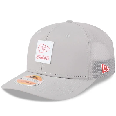 Casquette camionneur ajustable 9SEVENTY Sideline 2025 grise New Era pour homme des Kansas City Chiefs