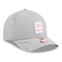 Casquette ajustable New Era grise Kansas City Chiefs 2025 Sideline M-Crown 9FORTY pour homme
