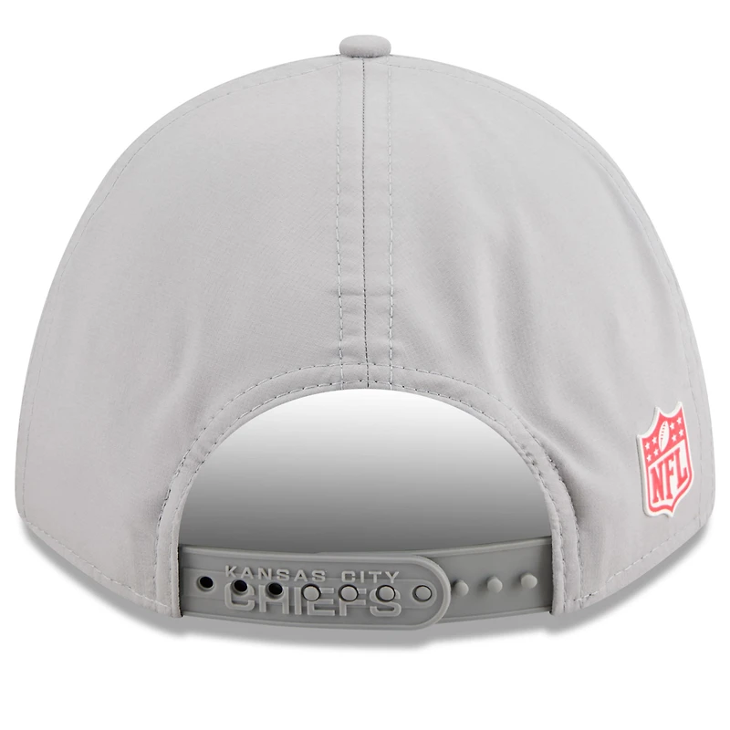 Casquette ajustable New Era grise Kansas City Chiefs 2025 Sideline M-Crown 9FORTY pour homme