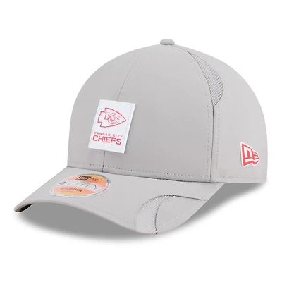 Casquette ajustable New Era grise Kansas City Chiefs 2025 Sideline M-Crown 9FORTY pour homme