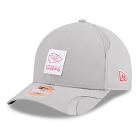 Casquette ajustable New Era grise Kansas City Chiefs 2025 Sideline M-Crown 9FORTY pour homme
