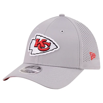 Men's New Era  Gray Kansas City Chiefs Perforated 39THIRTY M-Crown Flex Hat