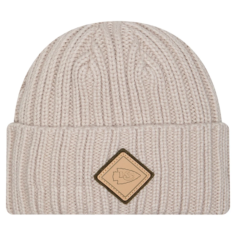Bonnet en tricot à revers beige clair avec logo appliqué des Kansas City Chiefs de New Era pour homme