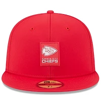 Casquette ajustée New Era rouge Kansas City Chiefs 2025 Sideline 59FIFTY pour homme