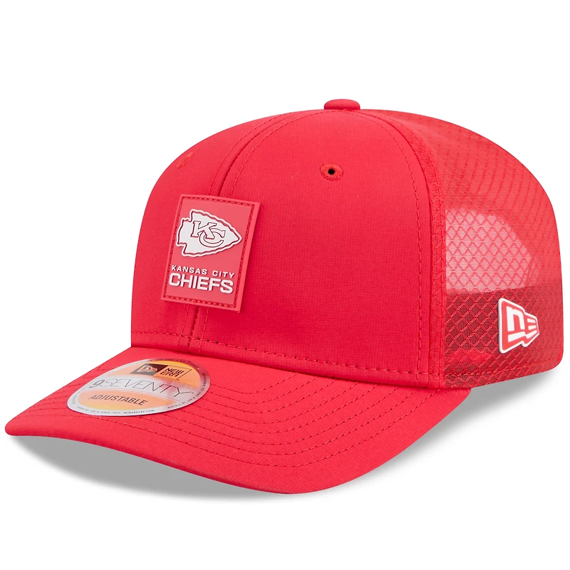 Casquette camionneur ajustable New Era rouge Kansas City Chiefs 2025 Sideline 9SEVENTY pour homme