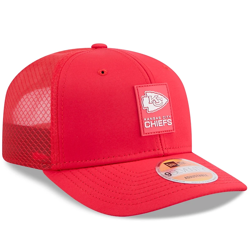 Casquette camionneur ajustable New Era rouge Kansas City Chiefs 2025 Sideline 9SEVENTY pour homme