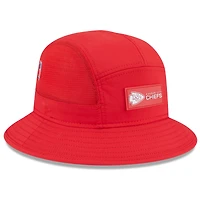 Bob rouge New Era pour homme Kansas City Chiefs 2025 Sideline