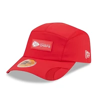 Casquette ajustable Sideline Runner 2025 rouge New Era pour homme des Kansas City Chiefs