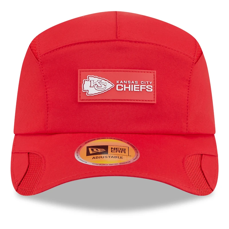 Casquette ajustable Sideline Runner 2025 rouge New Era pour homme des Kansas City Chiefs