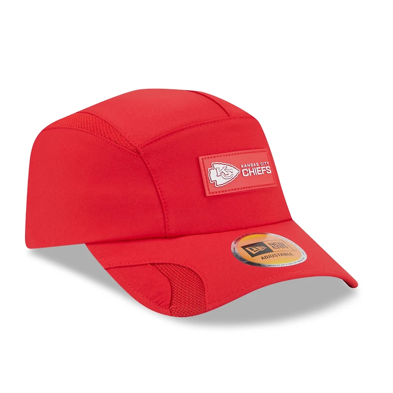 Casquette ajustable Sideline Runner 2025 rouge New Era pour homme des Kansas City Chiefs