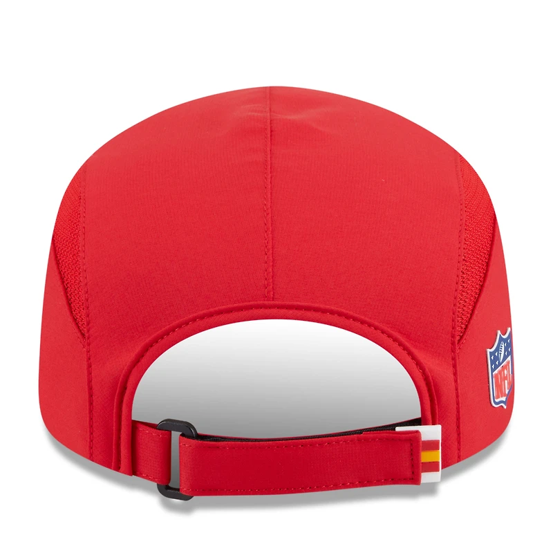 Casquette ajustable Sideline Runner 2025 rouge New Era pour homme des Kansas City Chiefs