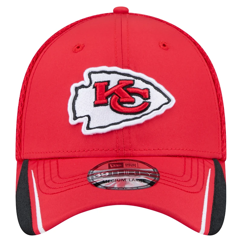 Casquette New Era rouge Game Day Linear 39THIRTY Flex des Kansas City Chiefs pour homme