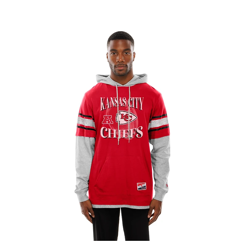 T-shirt à capuche manches longues et superpositions rouge New Era Kansas City Chiefs pour homme