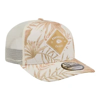 Casquette trucker ajustable New Era COOLERA 9SEVENTY pour homme, couleur beige, Kansas City Chiefs, motif palmier ton sur ton.