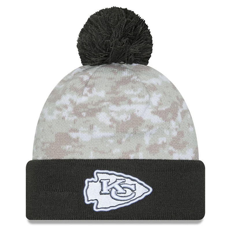 Bonnet en tricot à revers avec pompon et motif camouflage numérique Kansas City Chiefs 2024 Salute To Service New Era blanc/graphite pour homme