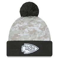 Bonnet en tricot à revers avec pompon et motif camouflage numérique Kansas City Chiefs 2024 Salute To Service New Era blanc/graphite pour homme