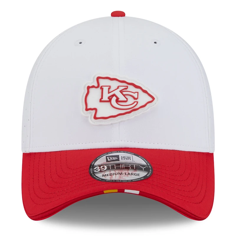 Casquette New Era 39THIRTY Flex blanche/rouge pour homme, camp d'entraînement NFL 2025 des Kansas City Chiefs