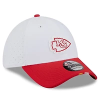 Casquette New Era 39THIRTY Flex blanche/rouge pour homme, camp d'entraînement NFL 2025 des Kansas City Chiefs