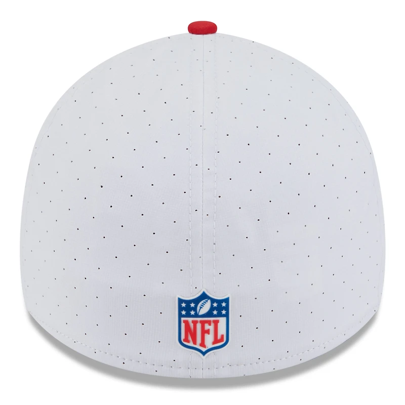 Casquette New Era 39THIRTY Flex blanche/rouge pour homme, camp d'entraînement NFL 2025 des Kansas City Chiefs