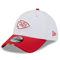 Casquette New Era 39THIRTY Flex blanche/rouge pour homme, camp d'entraînement NFL 2025 des Kansas City Chiefs