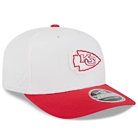 Casquette ajustable New Era 9SEVENTY blanche/rouge pour homme, camp d'entraînement NFL 2025 des Kansas City Chiefs