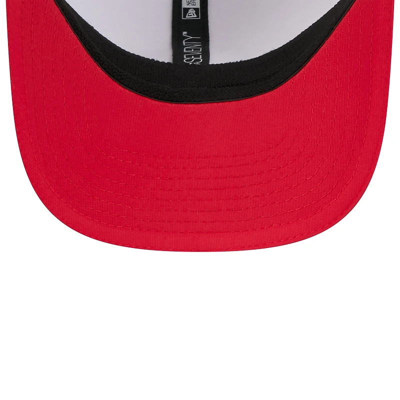 Casquette ajustable New Era 9SEVENTY blanche/rouge pour homme, camp d'entraînement NFL 2025 des Kansas City Chiefs
