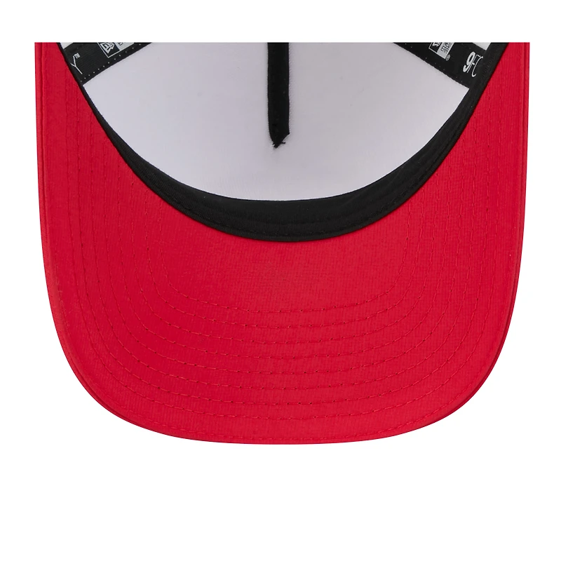 Casquette ajustable New Era 9FORTY pour homme, blanche et rouge, du camp d'entraînement NFL 2025 des Kansas City Chiefs