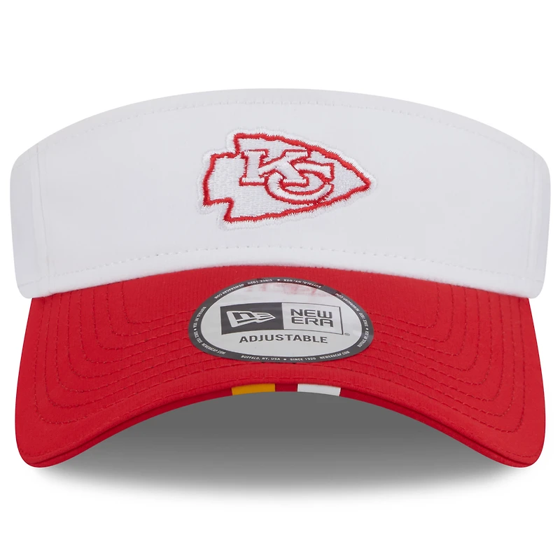 Visière ajustable New Era blanche/rouge pour homme, camp d'entraînement NFL 2025 des Kansas City Chiefs