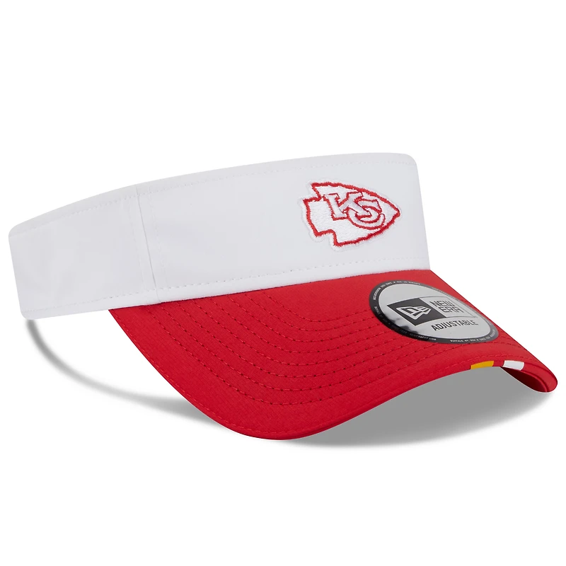 Visière ajustable New Era blanche/rouge pour homme, camp d'entraînement NFL 2025 des Kansas City Chiefs