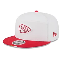 Casquette snapback 9FIFTY à panneaux divisés New Era pour homme, blanc/rouge, du camp d'entraînement NFL 2025 des Kansas City Chiefs