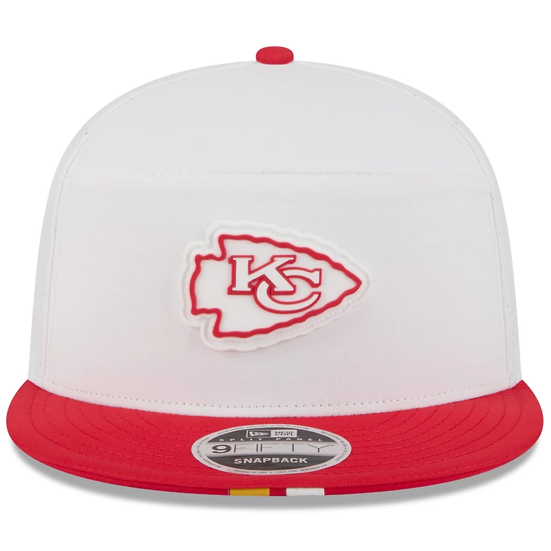Casquette snapback 9FIFTY à panneaux divisés New Era pour homme, blanc/rouge, du camp d'entraînement NFL 2025 des Kansas City Chiefs