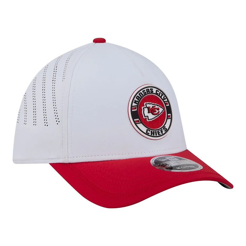 Casquette New Era pour homme, blanche et rouge, avec écusson des Kansas City Chiefs, modèle 39THIRTY, A monture couronne perforée.