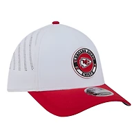 Casquette New Era pour homme, blanche et rouge, avec écusson des Kansas City Chiefs, modèle 39THIRTY, A monture couronne perforée.