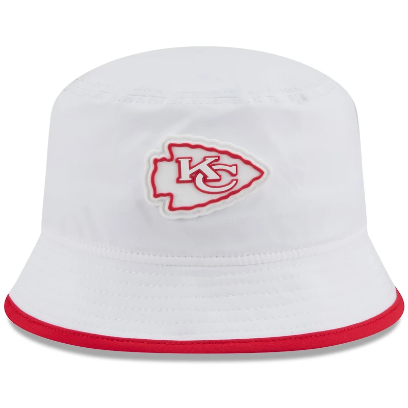 Bob New Era extensible blanche pour homme, camp d'entraînement NFL 2025 des Kansas City Chiefs