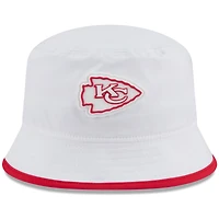 Bob New Era extensible blanche pour homme, camp d'entraînement NFL 2025 des Kansas City Chiefs