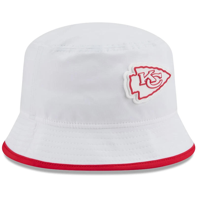 Bob New Era extensible blanche pour homme, camp d'entraînement NFL 2025 des Kansas City Chiefs