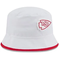 Bob New Era extensible blanche pour homme, camp d'entraînement NFL 2025 des Kansas City Chiefs