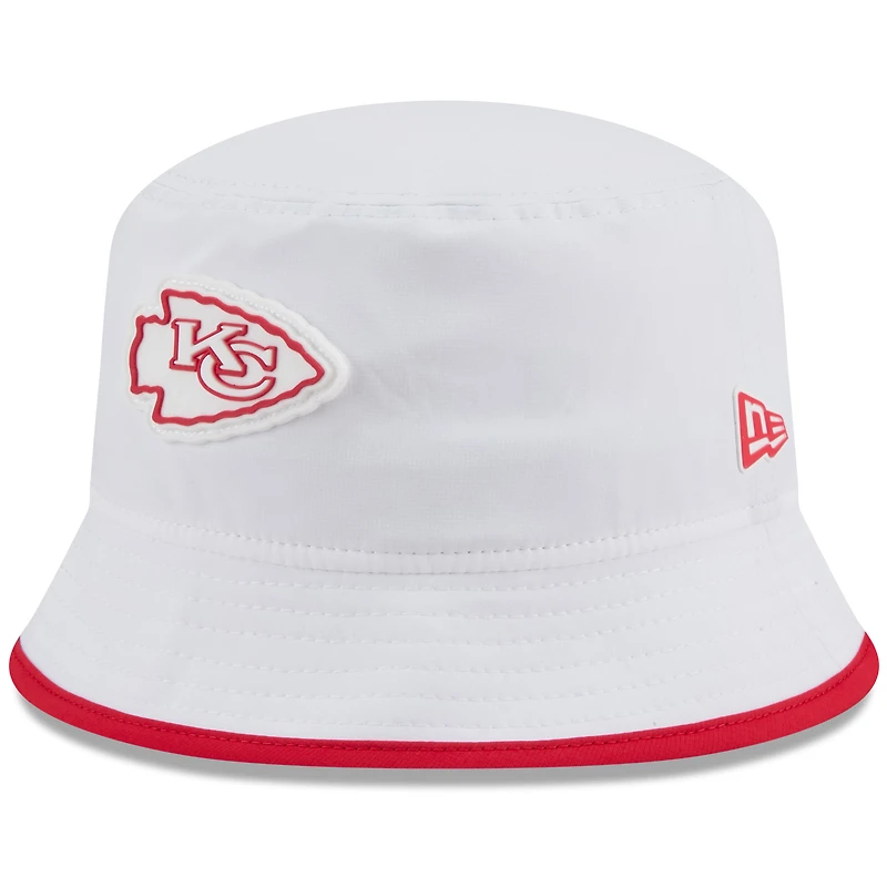 Bob New Era extensible blanche pour homme, camp d'entraînement NFL 2025 des Kansas City Chiefs