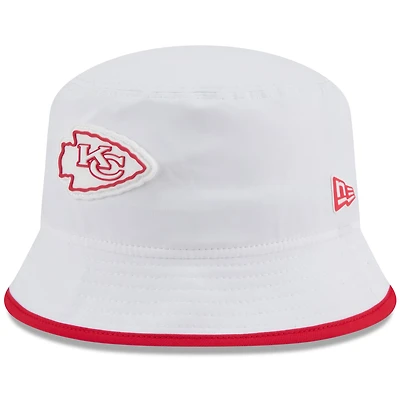 Bob New Era extensible blanche pour homme, camp d'entraînement NFL 2025 des Kansas City Chiefs