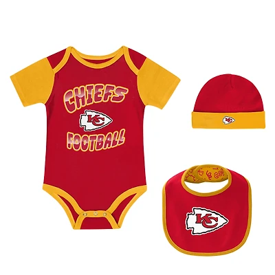 Newborn Outerstuff Kansas City Chiefs Tag Team Bodysuit, Bib & Cuffed Knit Hat Set