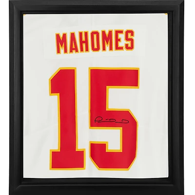 Maillot Nike blanc encadré autographié par Patrick Mahomes des Kansas City Chiefs, édition limitée Shadowbox