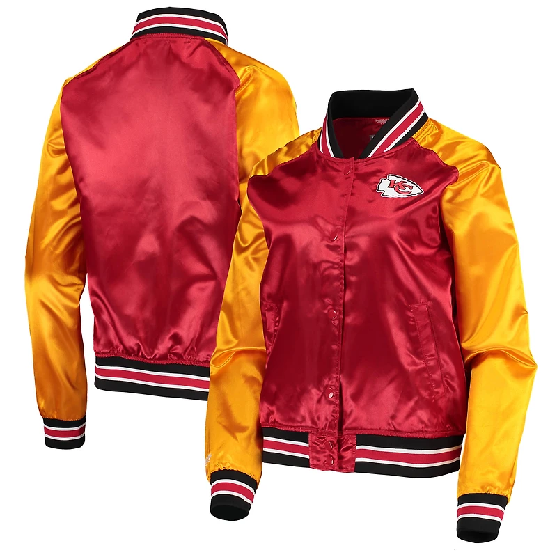 Veste Mitchell & Ness rouge Kansas City Chiefs Team 2.0 pour femme, style raglan satiné, fermeture à boutons-pression.