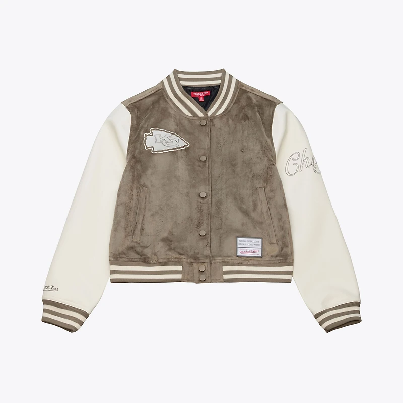 Veste universitaire Mitchell & Ness beige Kansas City Chiefs pour femme, à boutons-pression.